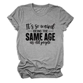 Dettaglio maglietta grigia in cotone con scritta It's so weird BEING THE SAME AGE AS OLD PEOPLE - S / Grigio Scuro (Carattere Nero)