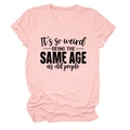 Détail du t-shirt rose en coton avec texte It's so weird BEING THE SAME AGE AS OLD PEOPLE - Rose (Texte Noir)