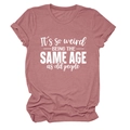 Détail du t-shirt mauve à col rond avec citation humoristique et manches retroussées - Or Rose (Police Blanche)