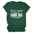 Détail montrant la texture du coton et le slogan blanc sur le t-shirt vert foncé - Vert Vintage (Police Blanche)