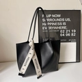 Bolso tote negro minimalista de cuero con detalle de cinta blanca decorativa - Negro