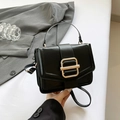 Bolso de mano cuadrado negro minimalista con hebilla dorada y correa ajustable - Negro