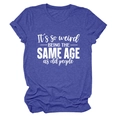 Détail de l'imprimé texte et du col rond sur un t-shirt texture chinée bleu-violet - Bleu Vintage (Police Blanche)