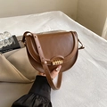 Sacoche selle marron vintage avec boucles dorées et bandoulière réglable chic - Marron