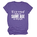 Détail d'un t-shirt violet avec slogan blanc imprimé et revers aux manches - Violet (Police Blanche)