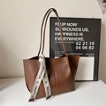 Bolso tote grande marrón caramelo con acabado mate y cinta decorativa de moda - Marrón