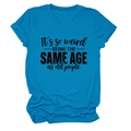 Détail du t-shirt bleu avec le slogan 'It's so weird BEING THE SAME AGE as old people' imprimé - Bleu Lac (Police Noire)