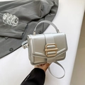 Mini bolso de mano cuadrado plateado brillante con hebilla dorada y correa - Plateado