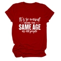 Détail à plat du t-shirt en coton rouge foncé avec imprimé blanc 'It's so weird' - Rouge (Police Blanche)