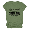 Détail d'un t-shirt vert à col rond avec impression de slogan noir humoristique - Vert Olive (Police Noire)