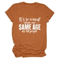 Détail d'un t-shirt orange rouille avec texte blanc et revers de manches roulés - Orange Brûlé (Police Blanche)