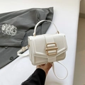 Elegante bolso de mano cuadrado blanco con hebilla dorada y correa de hombro ajustable - Blanco