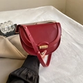 Sacoche selle rouge rétro en cuir avec fermoir doré et bandoulière réglable - Rouge