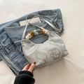 Secchiello grigio marmorizzato con manico di perline e tracolla su denim - Argento