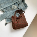Bolso tote de pana marrón con estampado de fresas rojas sobre chaqueta vaquera azul - Marrón