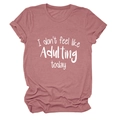 Detail eines rosafarbenen Baumwoll-T-Shirts mit I don't feel like Adulting today Text - S / Roségold (Weiße Schrift)