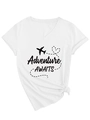 Dettaglio della stampa Adventure AWAITS e dell'orlo annodato su una t-shirt bianca con scollo a V - S / Bianco