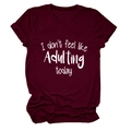 Detail eines burgunderroten Baumwoll-T-Shirts mit dem weißen Aufdruck I don't feel like Adulting - S / Weinrot (Weiße Schrift)