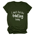 Nahaufnahme des olivgrünen T-Shirts mit weißem I don't feel like Adulting today Aufdruck - S / Armeegrün (Weiße Schrift)