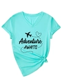 Dettaglio maglietta verde menta con scollo a V, stampa Adventure e nodo sull'orlo - S / Blu Acqua Profonda