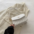 Witte gewatteerde mini-crossbodytas met gouden vlindergesp en verstelbare riem - Wit