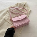 Roze minimalistische crossbodytas met gewatteerd patroon en witte vlindersluiting - Roze
