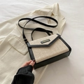 Petit sac carré en paille avec rabat en cuir noir et bandoulière réglable - Noir