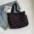 Borsa tote in velluto a coste nera con stampa fragole e tasca anteriore con bottone - Nero