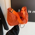Bolso bandolera plisado naranja brillante con correa ancha y cierre de cordón - Naranja