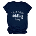 Flachliegendes dunkelblaues Baumwoll-T-Shirt mit weißem I don't feel like Adulting today Print - S / Marineblau (Weiße Schrift)