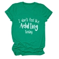 Detail eines grünen Baumwoll-T-Shirts mit dem weißen Text 'I don't feel like Adulting today' - S / Dunkelgrün (Weiße Schrift)