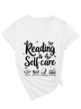 Λεπτομέρεια λευκού T-shirt με λαιμόκοψη V, τύπωμα Reading is Self Care και κόμπο στο πλάι - S / Λευκό (Μαύρο Γραφικό)