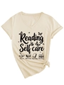Λεπτομέρεια V-neck T-shirt με τύπωμα Reading is Self Care και γραφικά με πεταλούδες - S / Άμμος (Μαύρο Γραφικό)