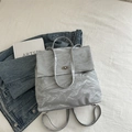 Sac à dos argenté minimaliste avec texture métallique froissée et fermoir pivotant - Argenté