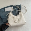 Détail du sac à bandoulière blanc à motif marbre avec chaîne en métal et cordon latéral - Sans Pendentif / Blanc