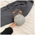 Nahaufnahme einer glitzernden silbernen Abendtasche mit Strass-Ringgriff und goldener Kette - Silber