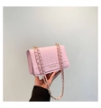 Sac à bandoulière matelassé rose clair avec chaîne dorée et inscription élégante - Rose