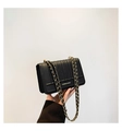 Sac bandoulière noir matelassé avec chaîne dorée et coutures verticales chic - Noir