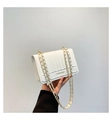 Sac bandoulière blanc matelassé avec texture à coutures verticales et chaîne en métal - Blanc