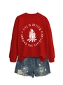 Detail eines roten Sweatshirts mit Campfire-Grafik und blauen Denim-Shorts mit Destroyed-Effekt - S / Rot (Weiße Schrift)