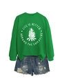 Detail eines grünen Sweatshirts mit Lagerfeuer-Print und ausgefransten Denim-Shorts - S / Grasgrün (Weiße Schrift)
