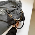 Borsa sottobraccio nera stile denim con cuciture a rombi, perle e catena dorata - Nero