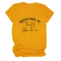 Dettaglio della maglietta in cotone giallo senape con stampa slogan e maniche con risvolto - S / Giallo Senape (Testo Nero)