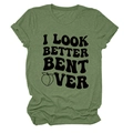 Détail des manches retroussées et du texte graphique sur le t-shirt vert armée col rond - S / Vert Olive (Lettre Noire Pêche)