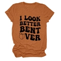 Détail du t-shirt caramel avec le texte I LOOK BETTER BENT OVER et icône de pêche - S / Orange Brûlé (Lettre Noire Pêche)