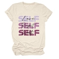 Dettaglio della stampa Self Love su t-shirt in cotone crema con grafica viola - S / Sabbia (Testo Nero)