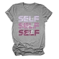 Dettaglio di t-shirt grigia girocollo con stampa artistica viola Self Love - S / Grigio Scuro (Testo Bianco)