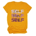Dettaglio flat lay della t-shirt gialla con stampa Self Love e morbida trama in maglia - S / Giallo Senape (Testo Nero)