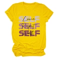 Détail d'un t-shirt jaune avec motif artistique Self Love dégradé violet et col rond doux - Jaune (Texte Noir)
