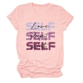 Détail à plat du t-shirt rose avec imprimé dégradé violet Self Love, Respect et Worth - Rose (Texte Noir)